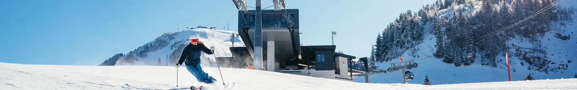 Skifahrer auf der Piste vor der Talstation der Salvistabahn in Itter – modernes Seilbahnprojekt der Pletzer Gruppe für nachhaltigen Wintersport im Tiroler Unterland.